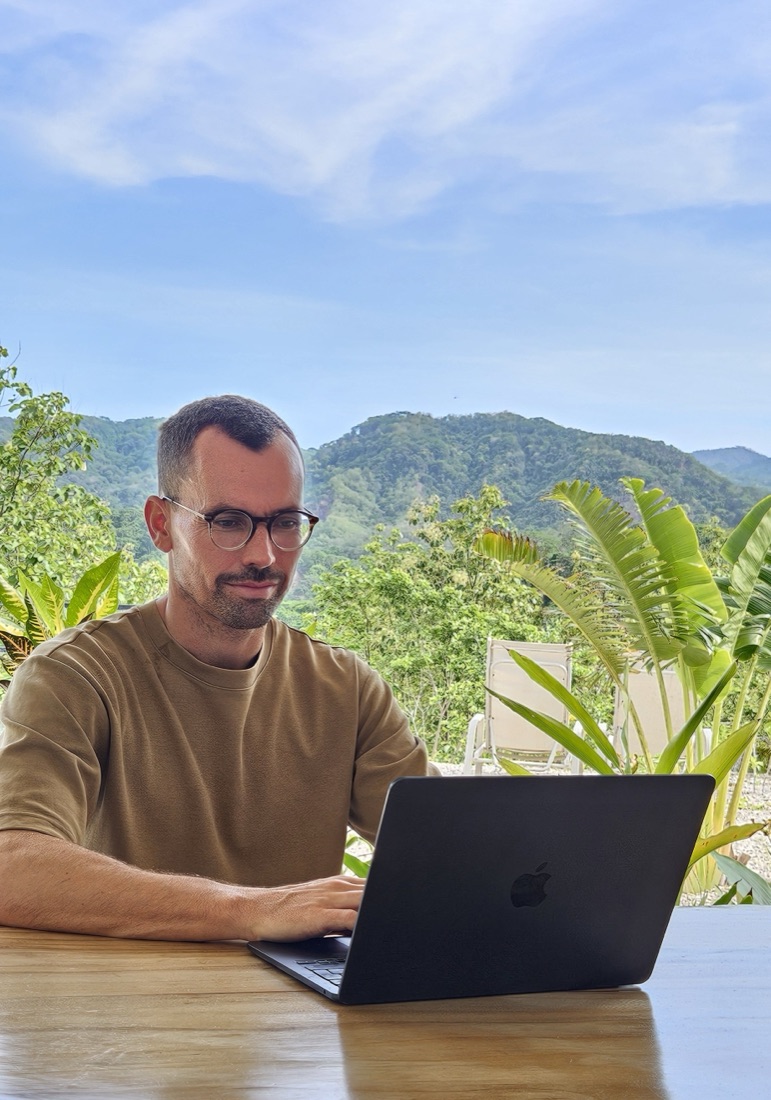Lars Beurskens - founder of Pulpería Studio, working from Sámara, Costa Rica